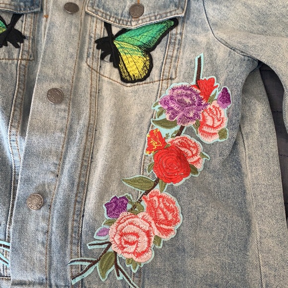 FOREVER 21 light wash jean jacket with sewn on patches - Picture 7 of 8
